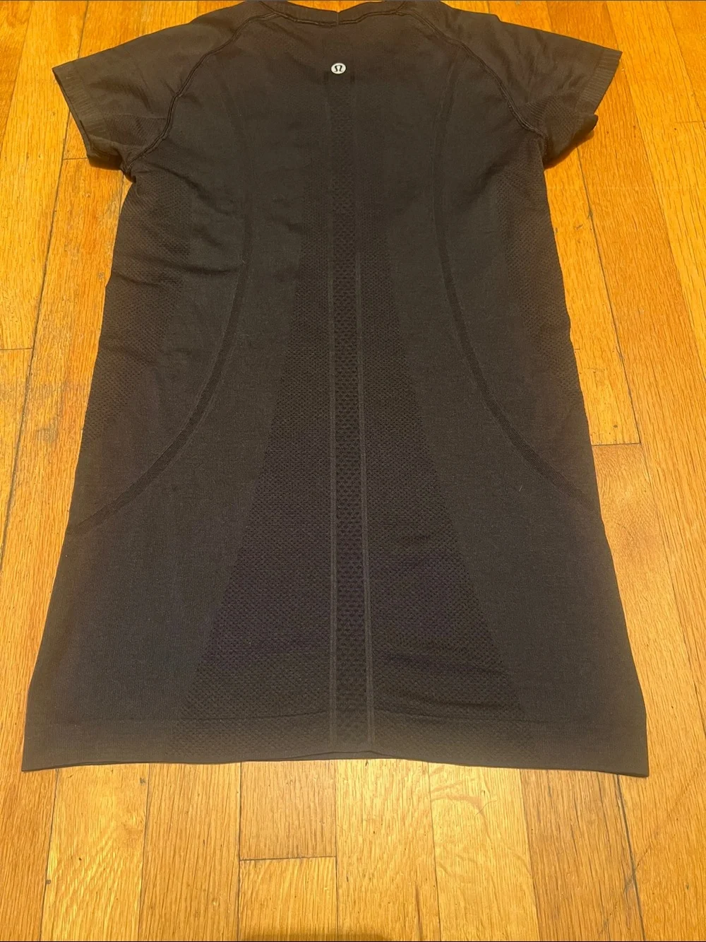 Lululemon Swiftly Tech Short Sleeve Crew Tee in Black, Women’s size 6
